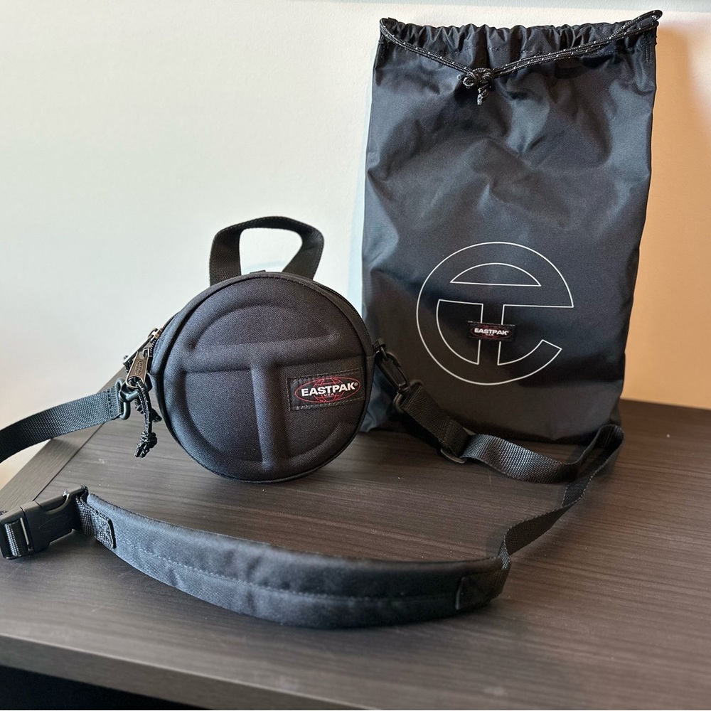 New Eastpak x Telfar Circle Bag - Black